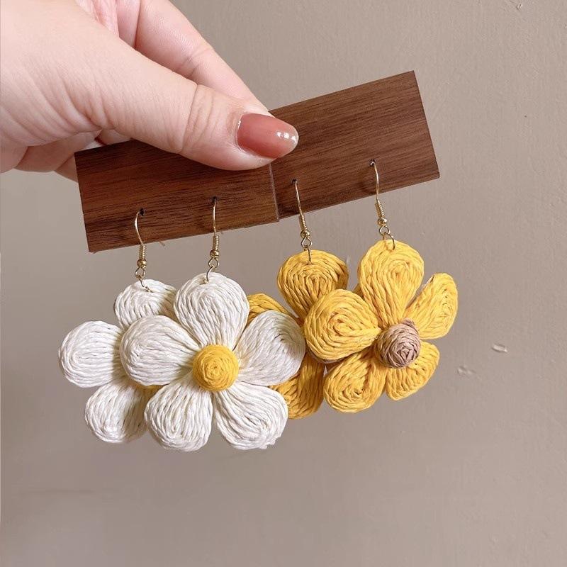 Handmade Woven Raffia Straw Sun Flower Drop Earrings for Women Rattan Floral Hanging Colorful Earrings Summer Beach Jewelry