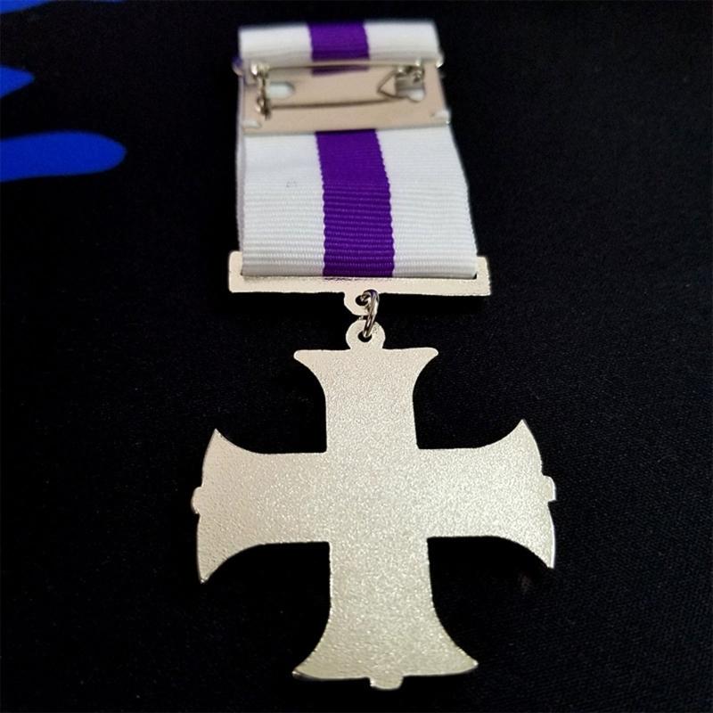 Víceúčelové kovové kříže medaile odznaky brože špendlíky s stuhou šperky emblémy pro věřící a trendsettery nárameníky