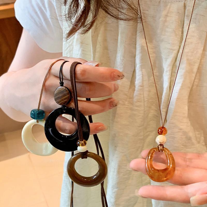 Resin Round Hollow Pendant Necklaces for Women Vintage Long Rope Sweater Chain Necklaces Niche Party Jewelry Accessories