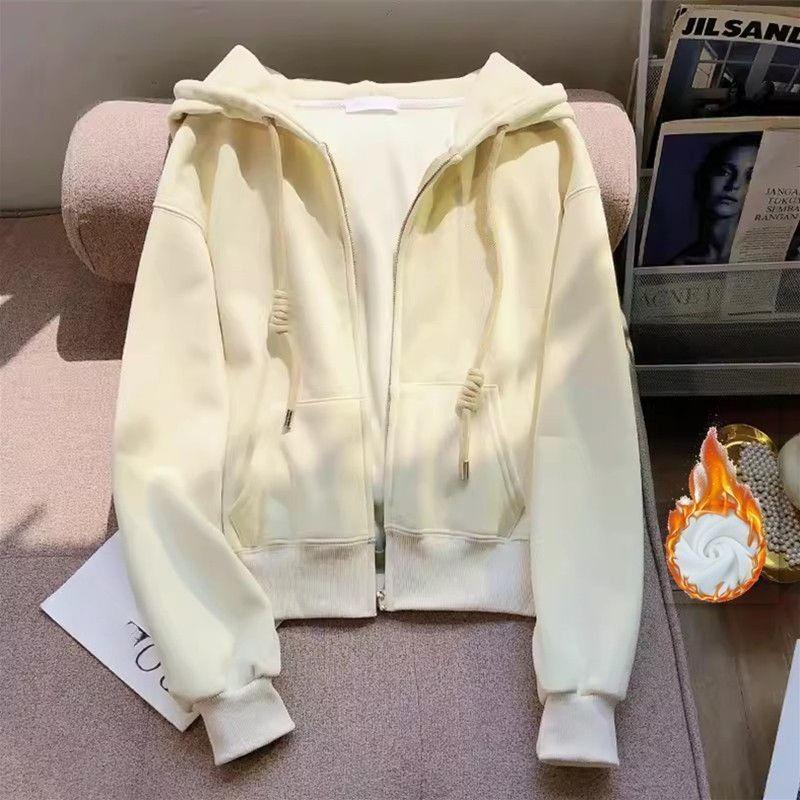Ein kleines, schlichtes weißes Kapuzensweatshirt für Damen im Herbst und Winter, verdickt mit Fleece, figurbetonende, lockere Strickjacke