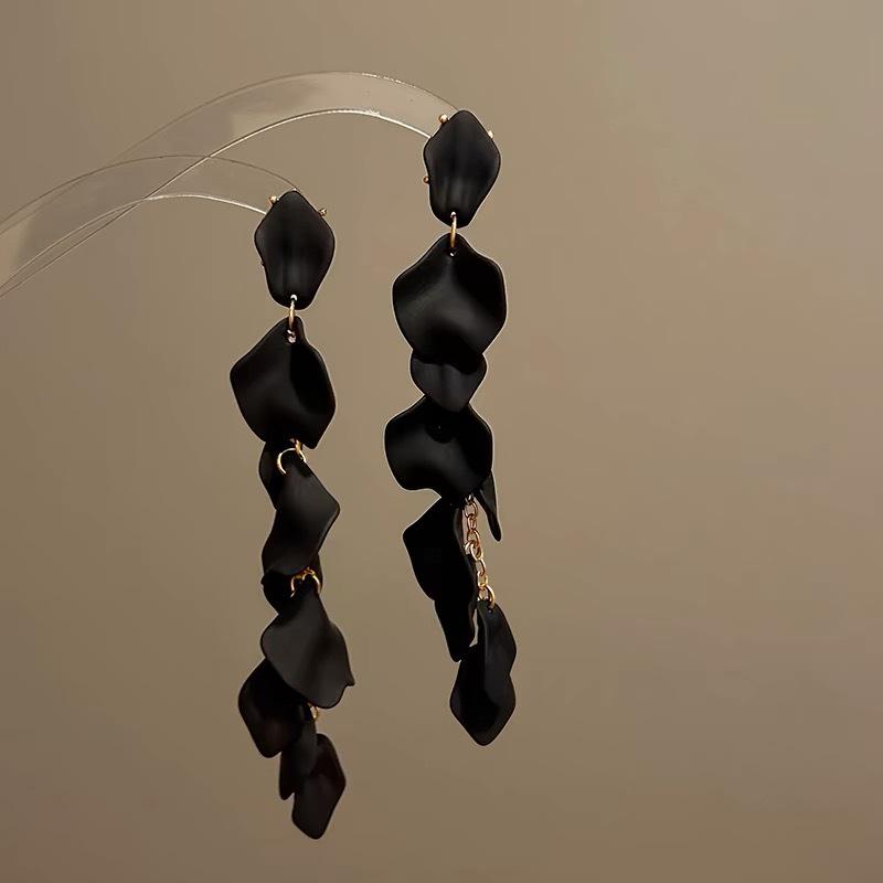 Übertriebene lange Stahlohrringe mit Rosenblüten: Schickes, gesichtsschlankes Design mit europäischem und amerikanischem Flair