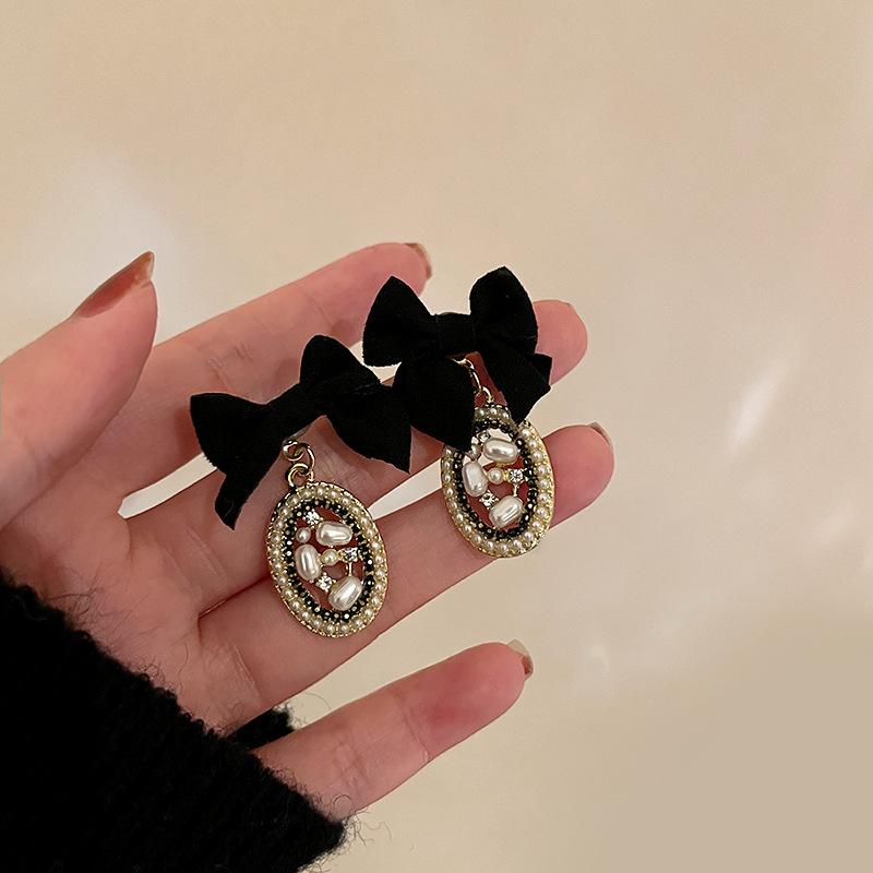 Silver Needle Black Earrings Women's Korean Sweet and Cool Trend Sense Dark Wind Stud Earrings Temperament Niche Light Luxury Earrings