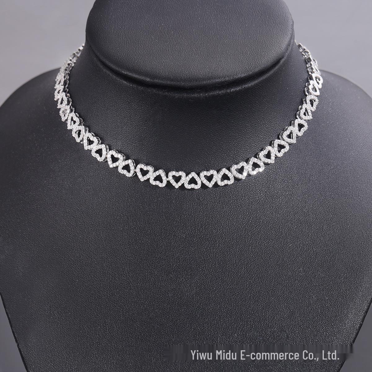 

European and American Hollow Heart Necklace: Bridal & Evening Jewelry Accessory