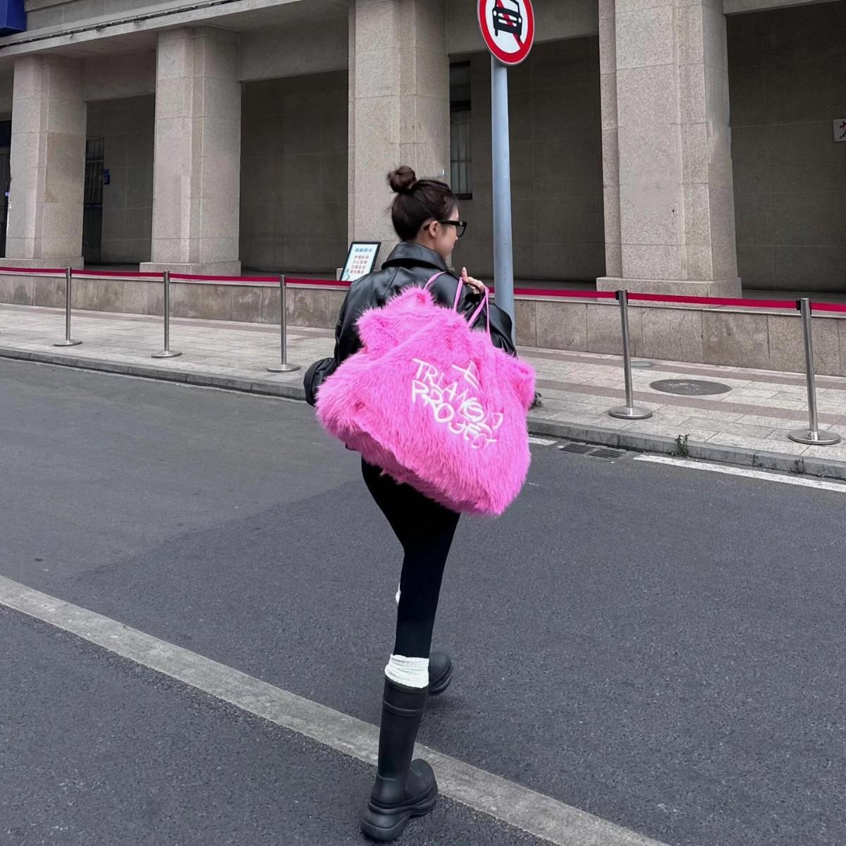 Fashionable Handbag, Single Shoulder Tote Bag, Pink Embroidered Fur Plush Handbag, Large Bag розовый