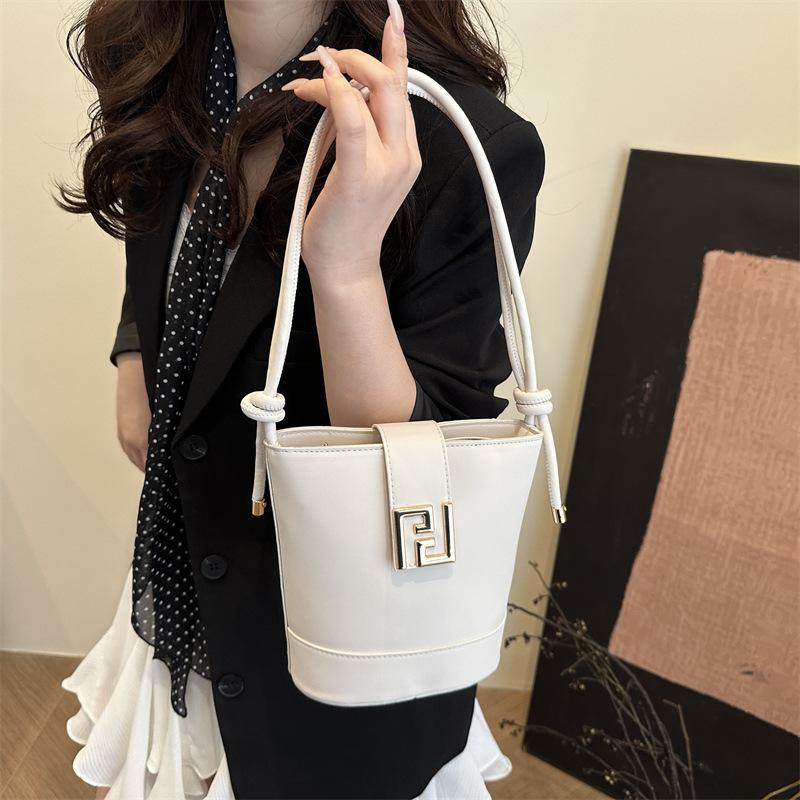 High-end niche design bag women's 2025 new fashionable and versatile one-shoulder crossbody bag commuter bucket bag