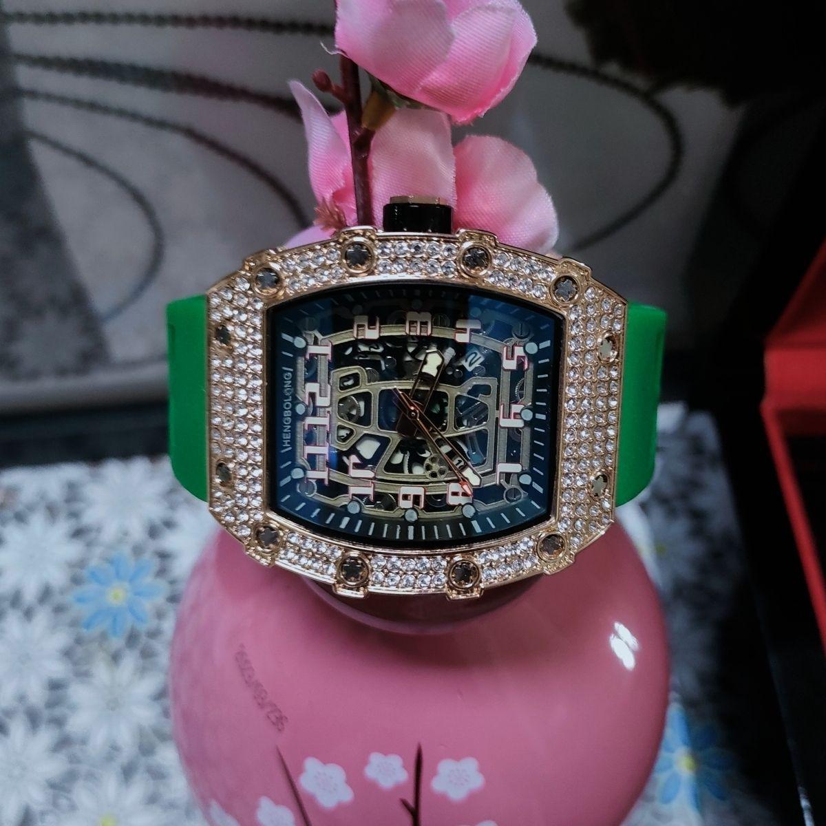 

Мужские кварцевые часы бочкообразной формы из силикона с модным дизайном, полностью инкрустированные бриллиантами