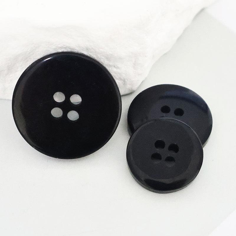 Harz-Schriftzugknöpfe Herren- und Damenbekleidung Mantel Pullover Strickjacke Hochwertige Exquisite Knöpfe Schwarzer Anzugknopf Zubehör