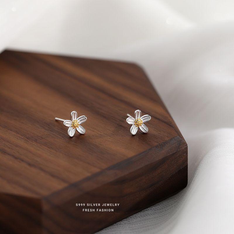 

French S999 Pure Silver Small Flower Ear Studs Female Minimalist Artsy Elegant Classic Style Design Ear Bone Stud Fresh Ear Jewelry Small flower earrings-S999 Silver(Gift box)