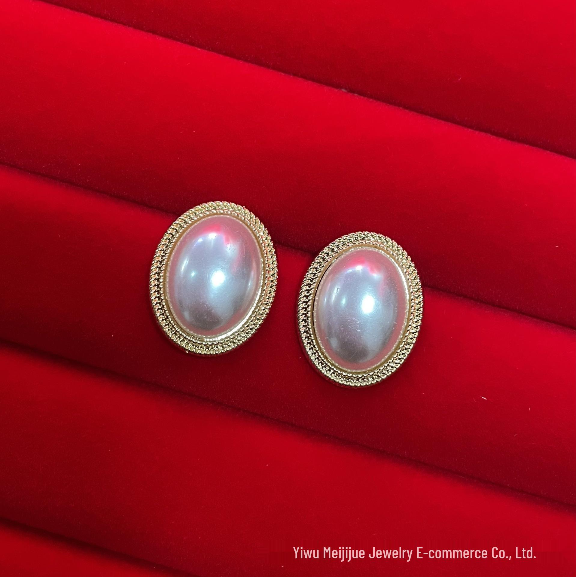 

Miki Jewelry Geometric Diamond Stud Earrings: High-End, Korean Simple Style for a Versatile, Small-Face Look.