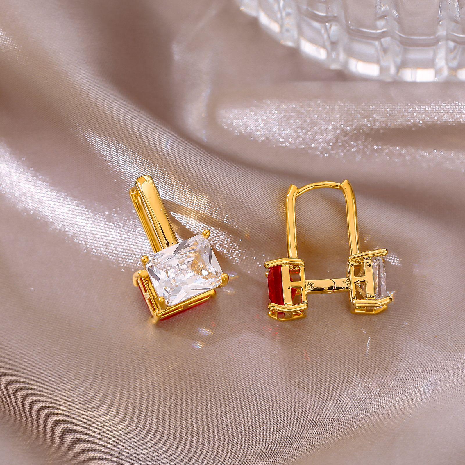 

Two-Sided Lock-Shaped Zirconia Ear Cuffs: Cool & Atmospheric Style for Women 14k
