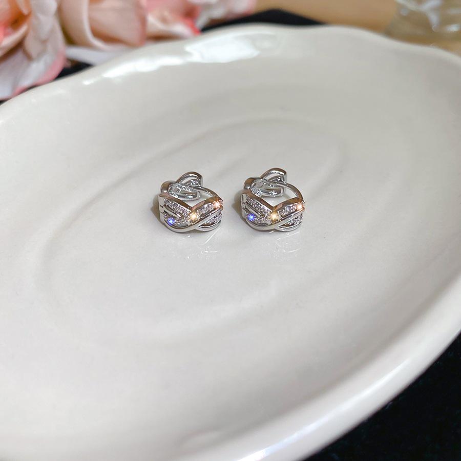 Zirkon Perlmutt Sunburst Ohrklemmen: Elegante, vielseitige Ohrringe für Frauen.