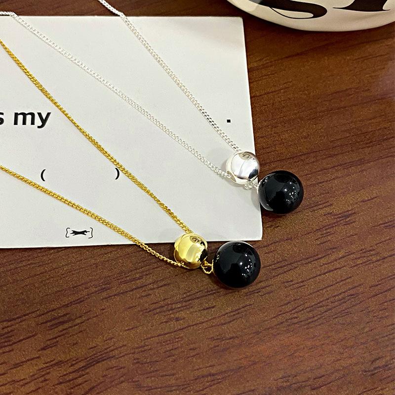 Fashionable Black Agate Ball Necklace for Women with A Light Luxury and High-end Feel, Versatile and Showcasing White Necklaces