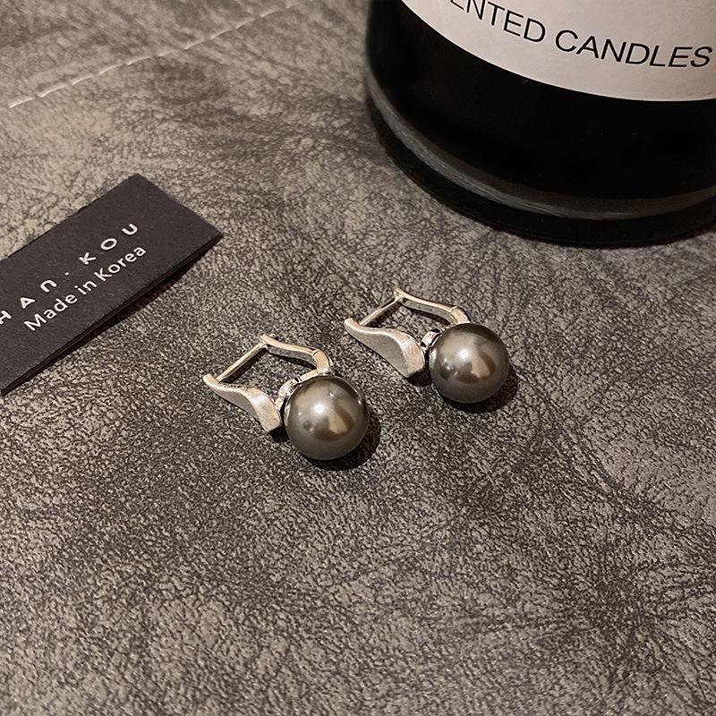 High-end color pearl ear buckle women's retro niche design real gold electroplated earrings high-end temperament earrings