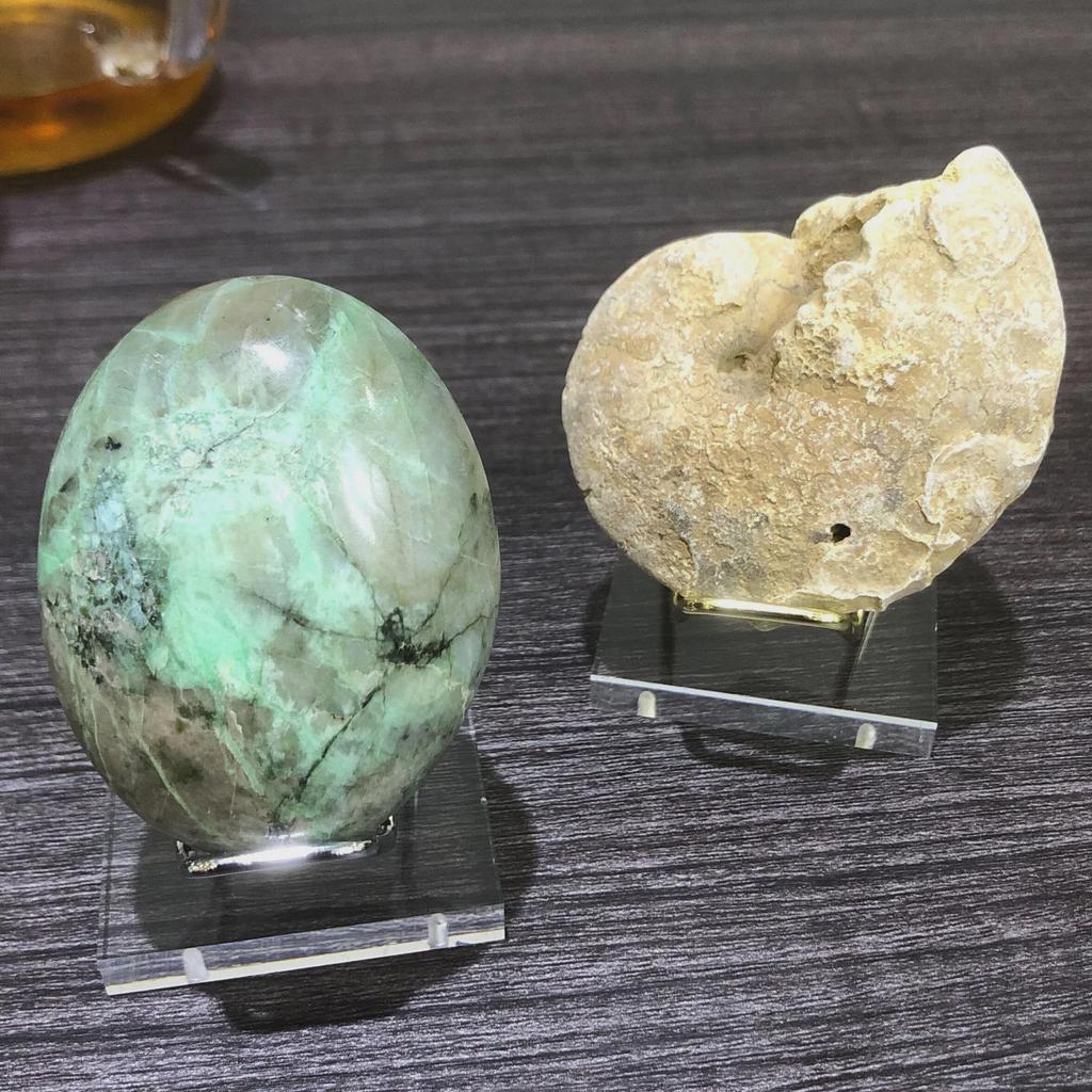 Surový krystalový nefrit minerální displej s akrylovou základnou na stojanu z tepaného železa