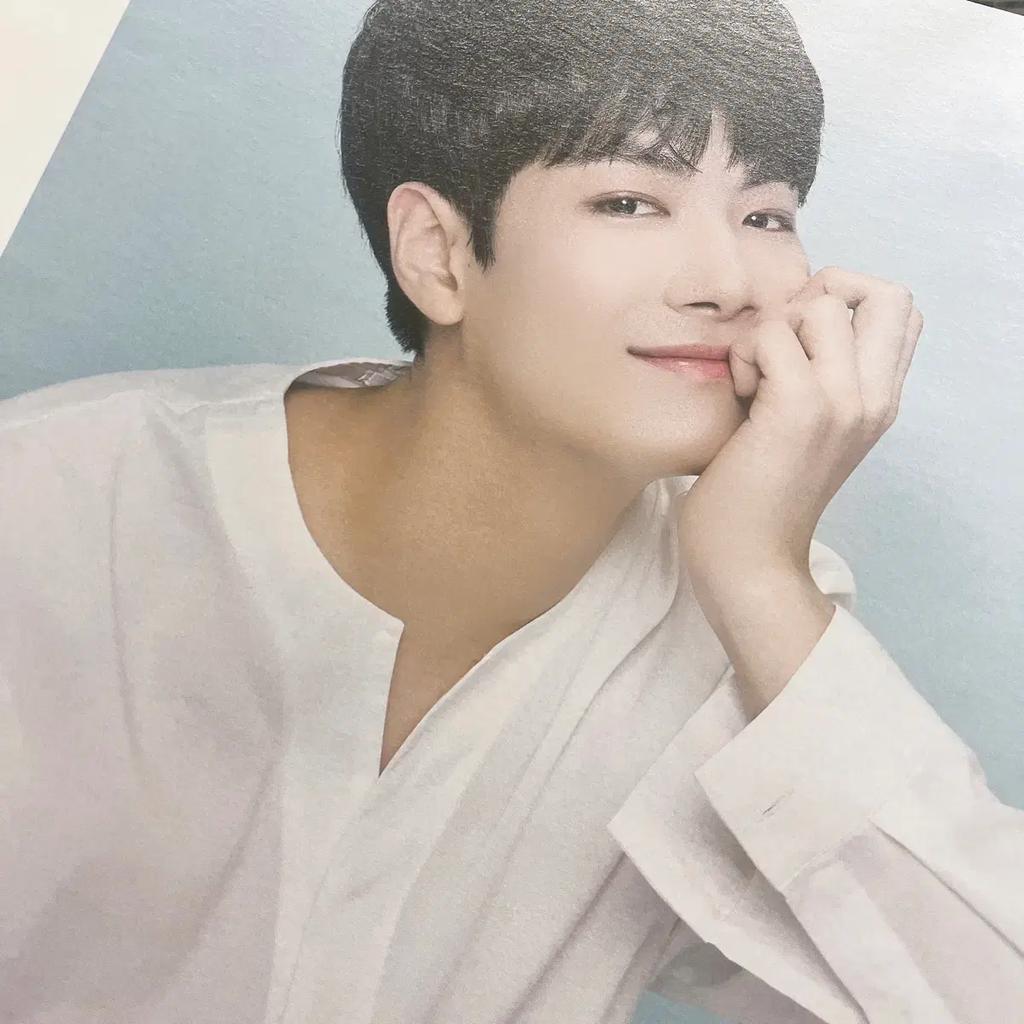 Das erste offizielle japanische Album von NU'EST ist ungeöffnet.