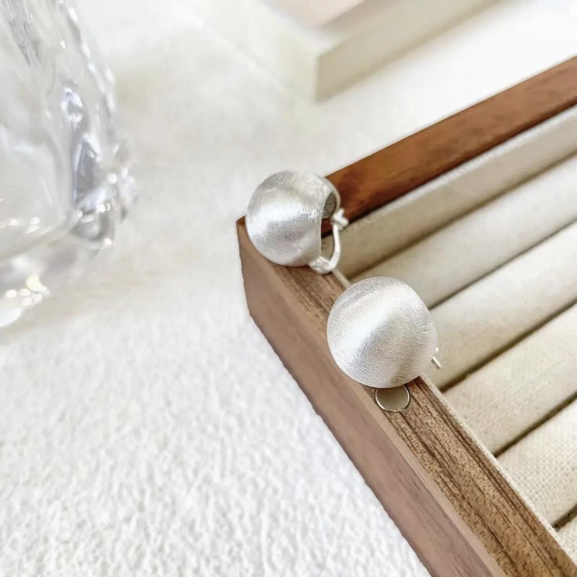 

Глянцевые серьги-шарики из стерлингового серебра, женские зимние легкие роскошные серьги S925, нишевый дизайн, высококачественные серьги в холодном стиле серебряный