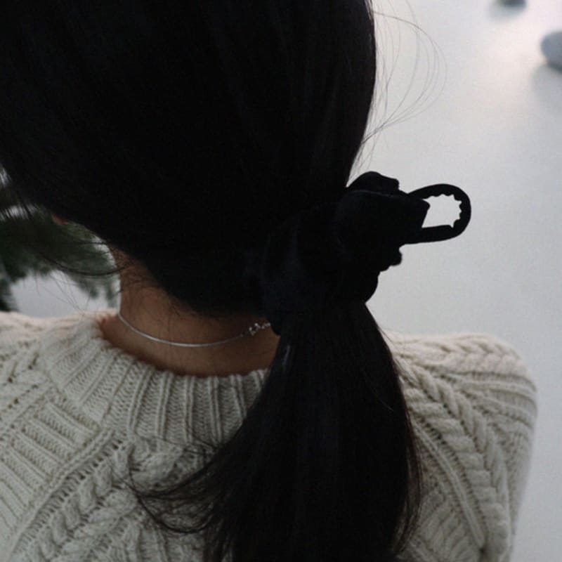 APIOH VELVET RIBBON SCRUNCHY