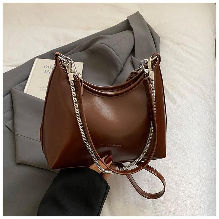 

French niche crescent bag oil wax leather versatile small bag women s 2025 new retro design shoulder messenger bag коричневый