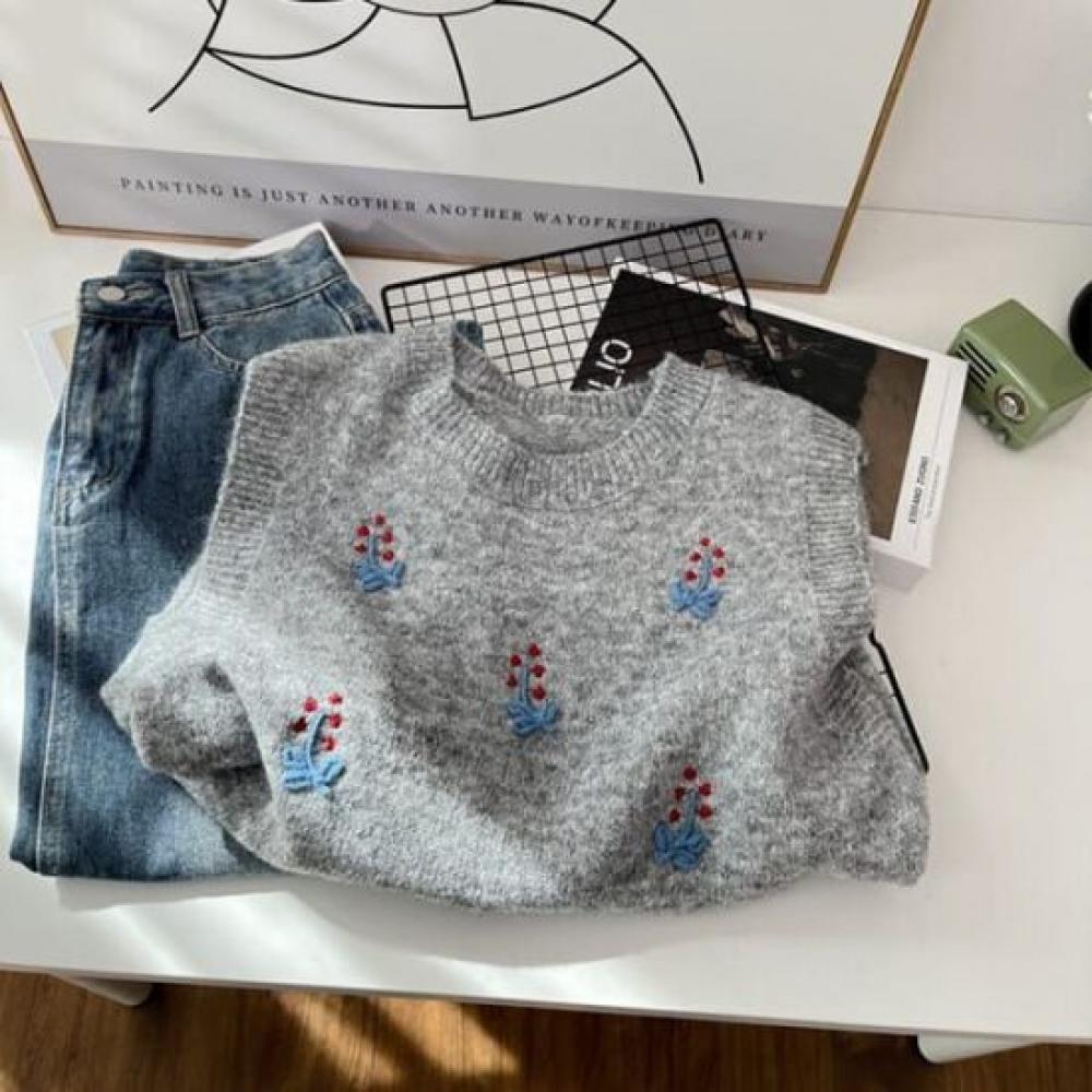 Navava Women Flower Embroidery Pattern Round Neck Knit Vest Nk3559