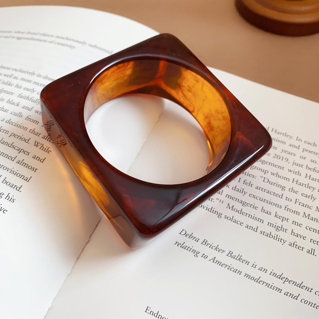European and American Beige Irregular Geometric Resin Bracelet Light Luxury Temperament Bracelet Retro Exaggerated Jewelry Women