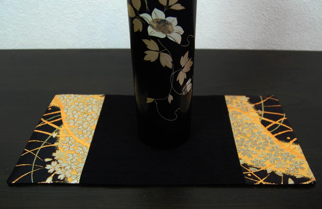Perfekt für Vase Auch für Räucherstäbchen geeignet Japanische Zimmer. Matte im japanischen Stil. Ornament. Brenner. Obi-ähnliche Textur.