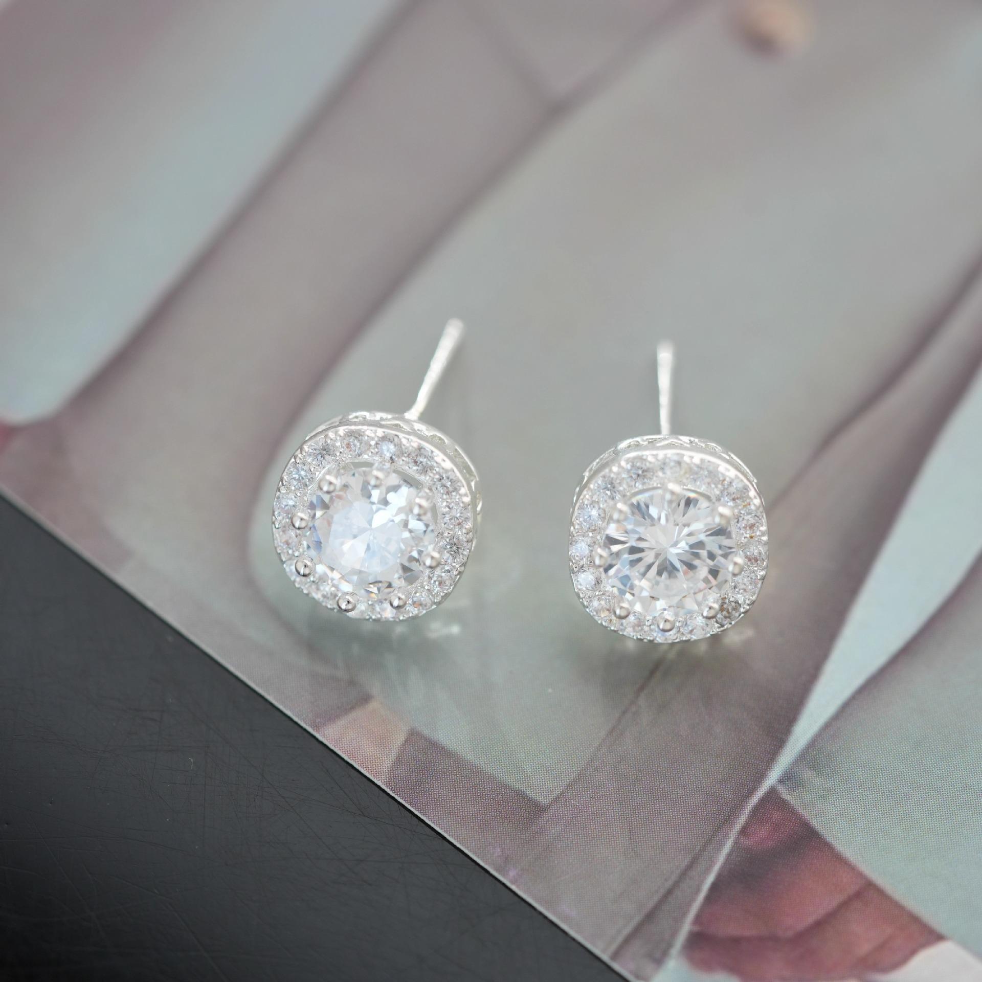 

[Flash Sugar Cube] A Square Zircon s Silver Needle Earrings No Ear Piercings Mosquito Coil Disc Ear Clips Temperament