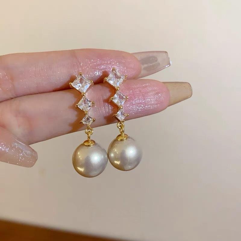 Orecchini alla moda con frange, lussuosi e sofisticati, dal fascino elegante. Lunghi Orecchini di Perle per uno Stile Versatile e Raffinato.