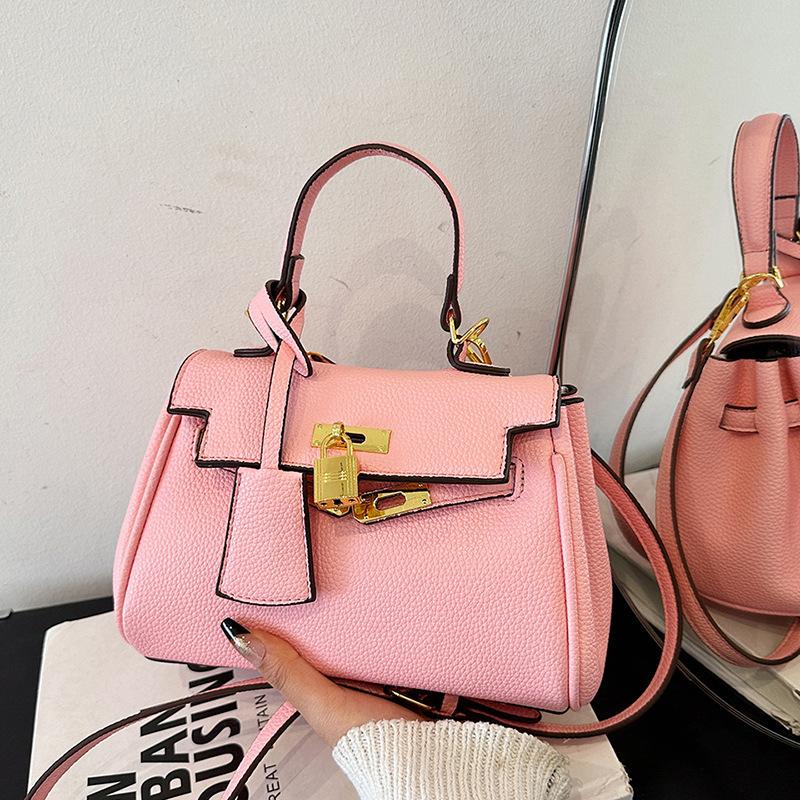 

Новая портативная женская сумка-мессенджер через плечо с маленьким замком и тиснением под личи розовый