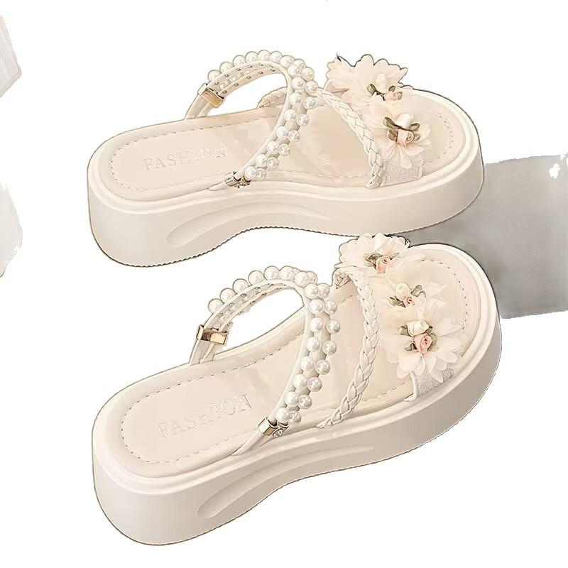 The new little fairy wears flower pearl slippers, summer sweet with skirt sandals and two sandals.