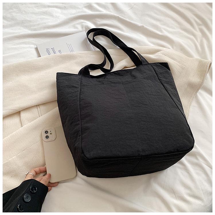 

Женская большая нейлоновая сумка-тоут - Весна/Лето 2024, Однотонная, Легкая, Экологичная, Стиль ведро , Большая вместимость, Повседневная. чёрный