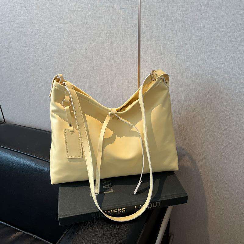 

Korean version of simple ins style underarm bag women s 2025 spring and summer new trend versatile high-end shoulder messenger bag