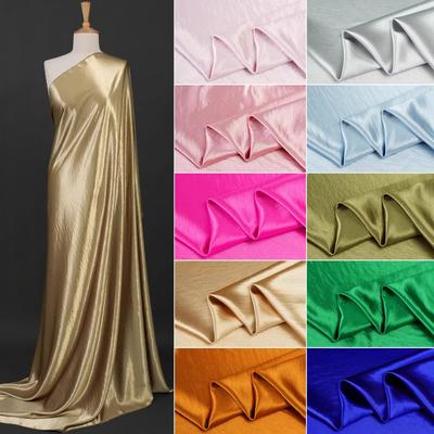 Lesklá acetátová zlatá lesklá saténová látka Čínský styl Vodní lesk saténu Přírodní plisovaná textura Padavá látka Textil