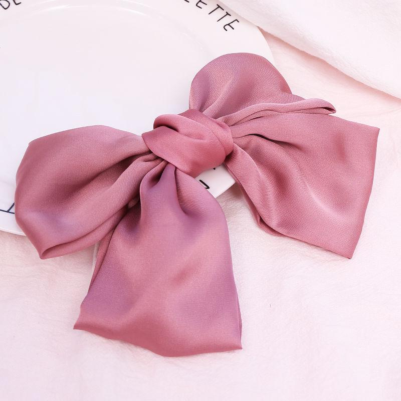 

Модные женские аксессуары для волос: Большая заколка-бантик для затылка — модный головной убор знаменитостей