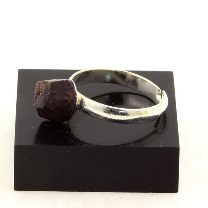Pierres et Minéraux. Bague Grenat brut plaqué argent. 11.06 ct. Taille réglable.