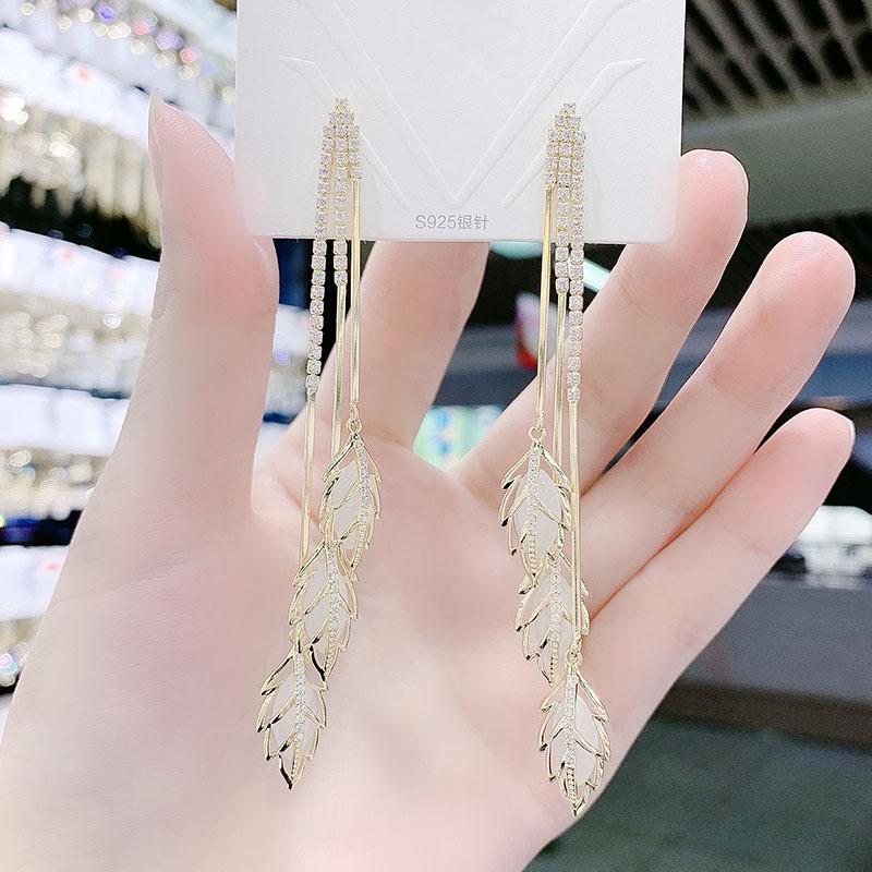 New slimming leaf tassel earrings with feminine temperament, high-end long earrings, niche high-end sense, versatile earrings
