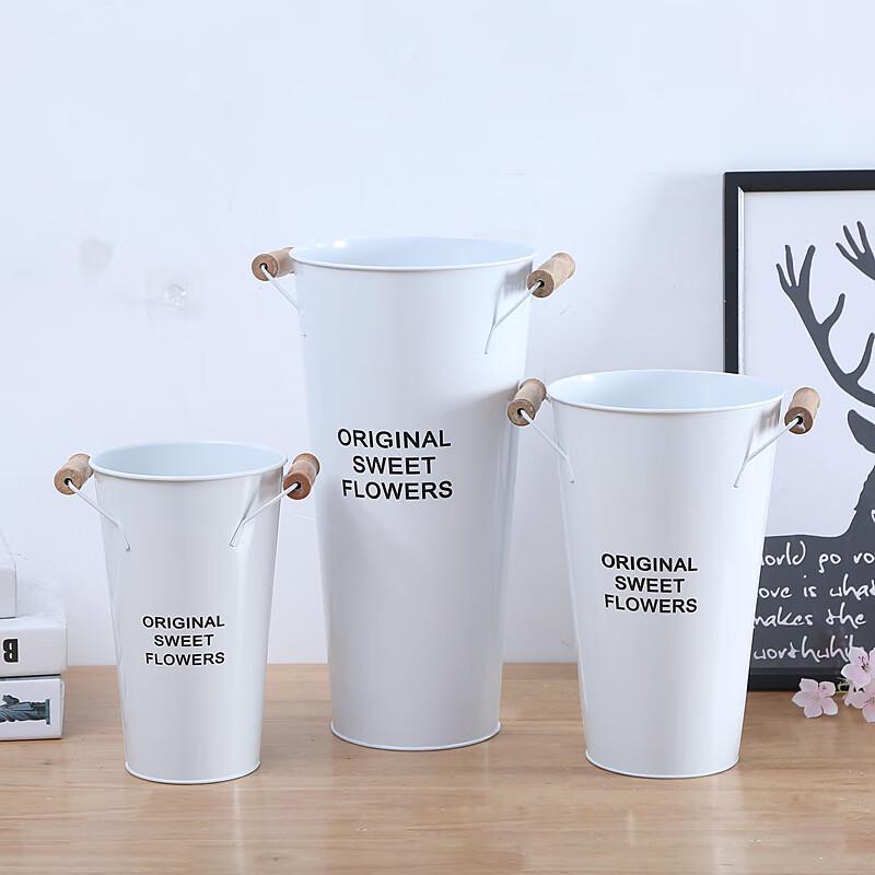 Декоративные металлические кашпо и ведра для цветов