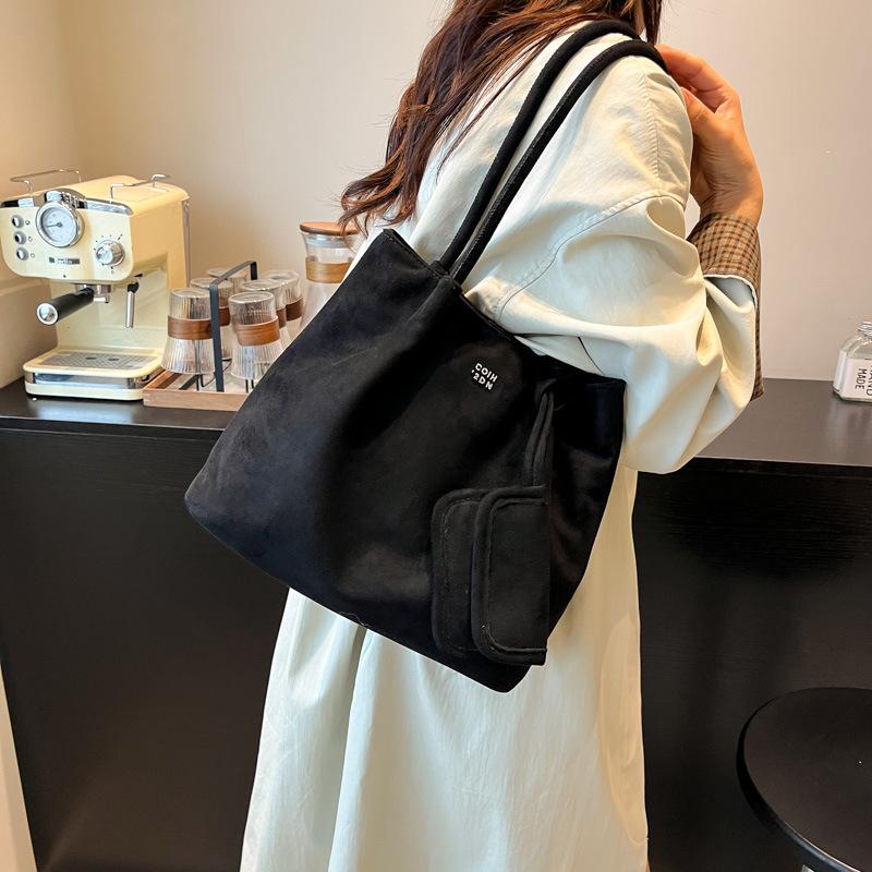 

Large-capacity bag women s autumn and winter versatile 2025 new retro texture shoulder bag casual work commuter tote bag чёрный