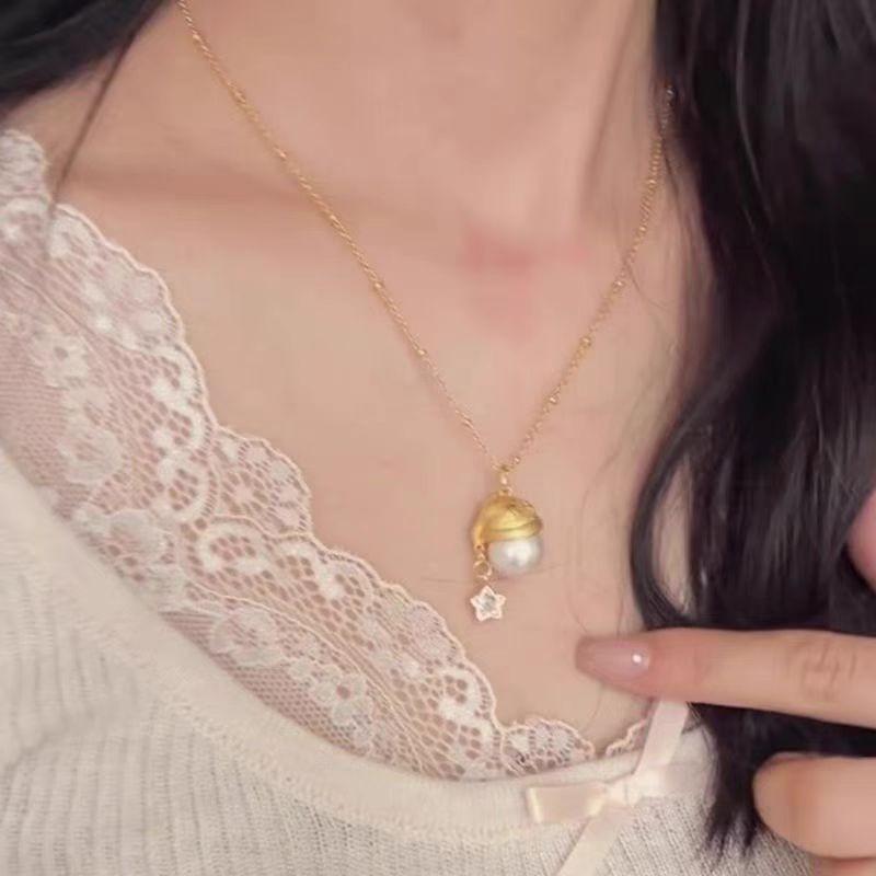 Xiaohongshu same brushed Christmas hat necklace women s light luxury niche exquisite collarbone chain Christmas atmosphere accessories