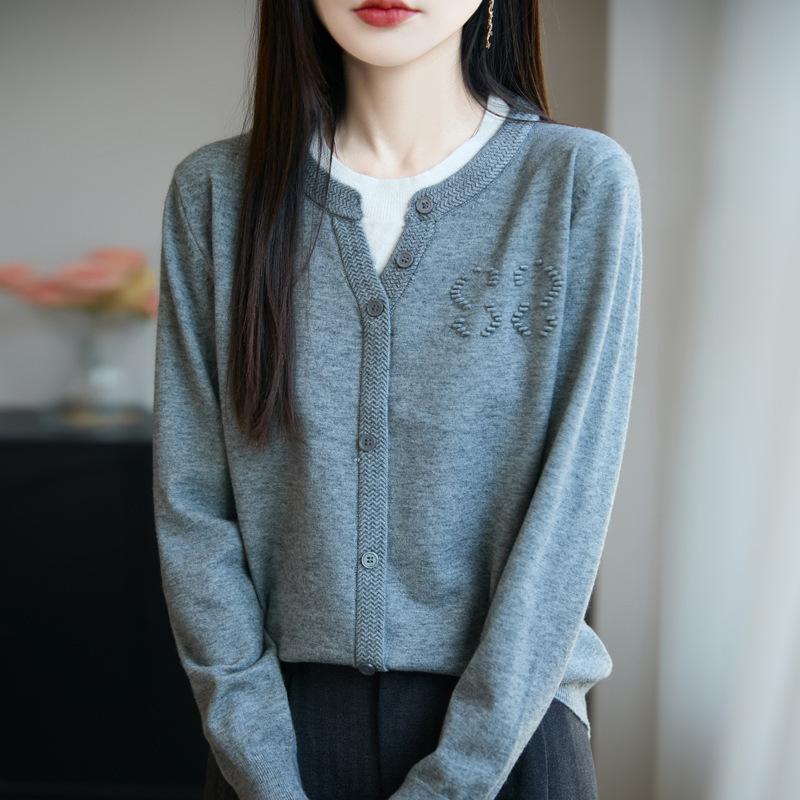 Nuevo suéter de punto de cuello redondo de manga larga para mujer, conjunto de dos piezas con top de imitación de dos colores para otoño e invierno.