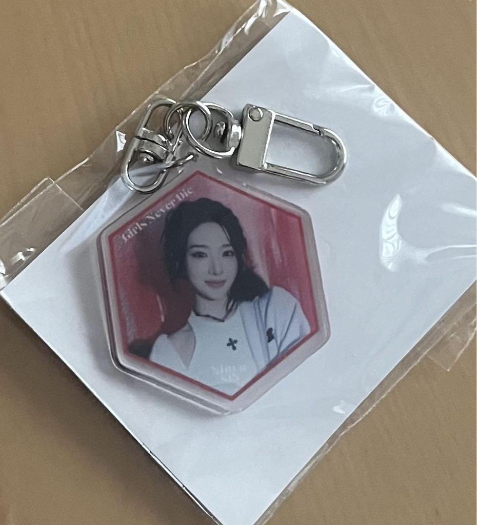 [USED] tripleS Toes Shinwee Acrylic Key Ring Keychain
