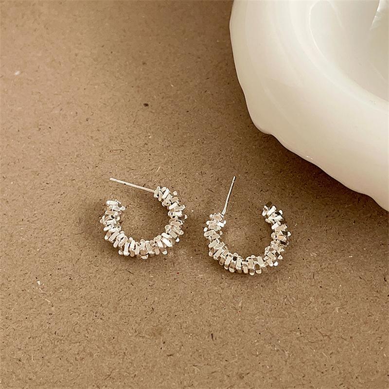 Trending Metal Hoop Earring Fashion New Design Texture Minimalist Korean Cheap Earrings for Women Jewelry Gifts