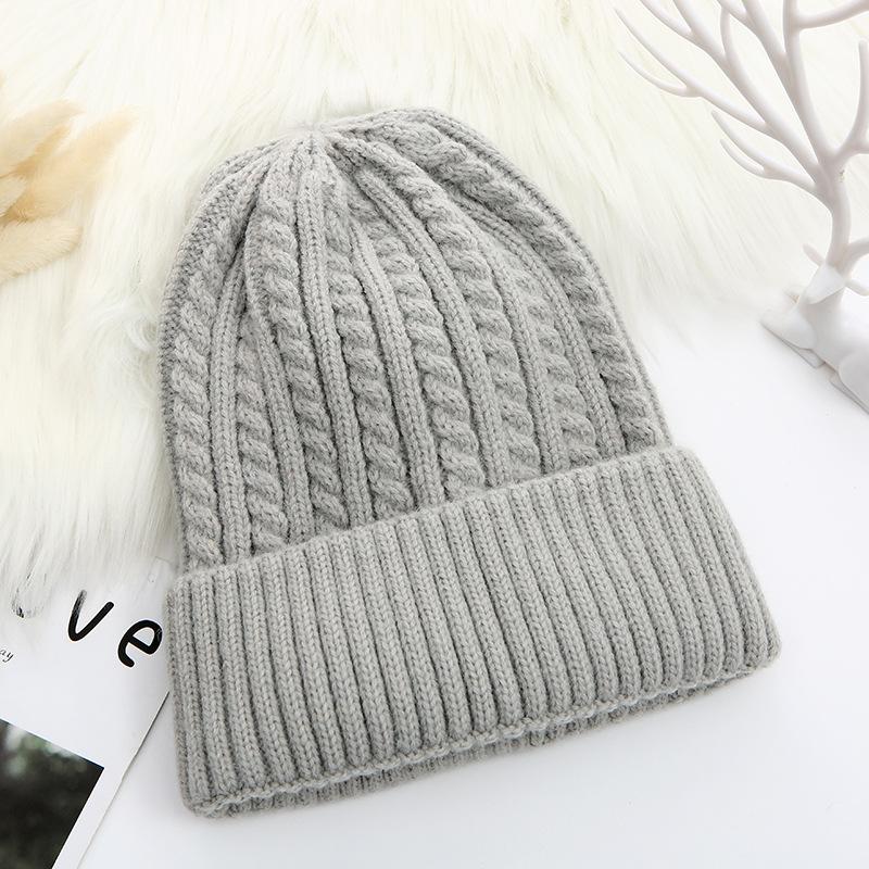 

Зимняя однотонная вязаная теплая шапка Вязаная женская шапка One size светло-серый