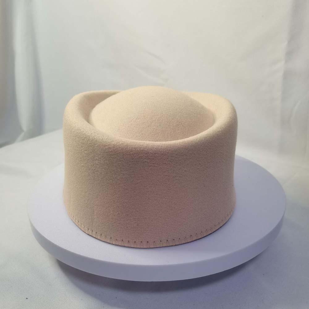 Klobouk typu pillbox ve francouzském stylu s vintage vzhledem, formální klobouk, uniforma, klobouk letušky, vlněný cylindr, ples