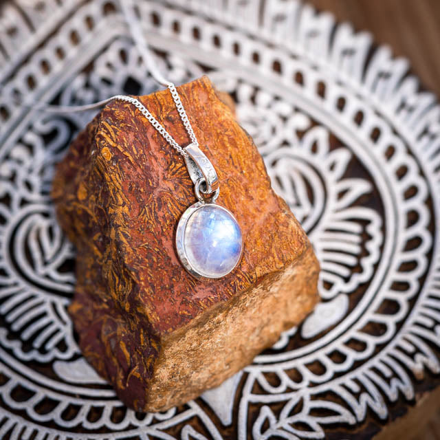 

Подлинный чешский лунный камень, необработанный драгоценный камень, стерлинговое серебро 925 пробы, кулон ручной работы, эффектный женский кулон, подарок для нее. белый