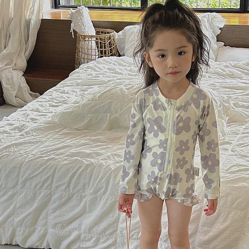 Stylowy strój kąpielowy dla dziewczynek z długim rękawem w kwiatowy wzór z ochroną przeciwsłoneczną na wakacje na plaży lub w gorących źródłach