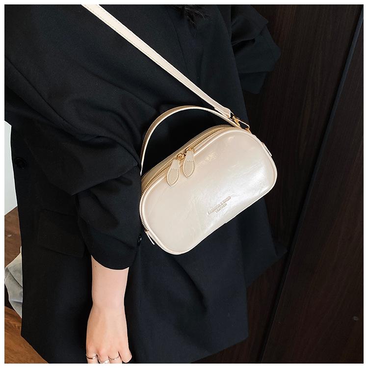 

Оптом 2025 весна и зима новая трендовая сумка-мессенджер на одно плечо маленькая сумка с двойной молнией портативная маленькая квадратная сумка повседневная женская сумка белый