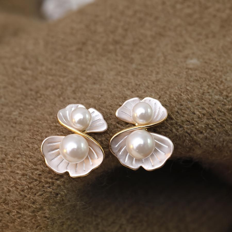 New Fresh And Sweet Shell Pearl Stud Earrings, Small And Exquisite with a Creative Design, Perfect for a Beach Vacation And Versatile for Any Outfit