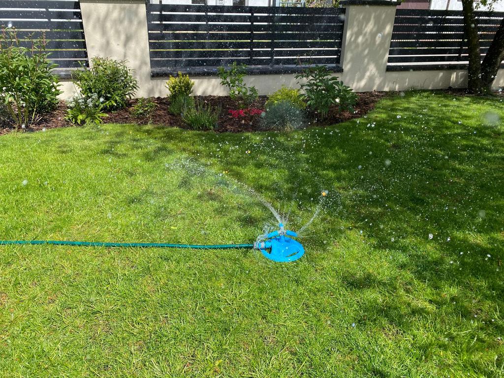 3-arm rotating sprinkler with base