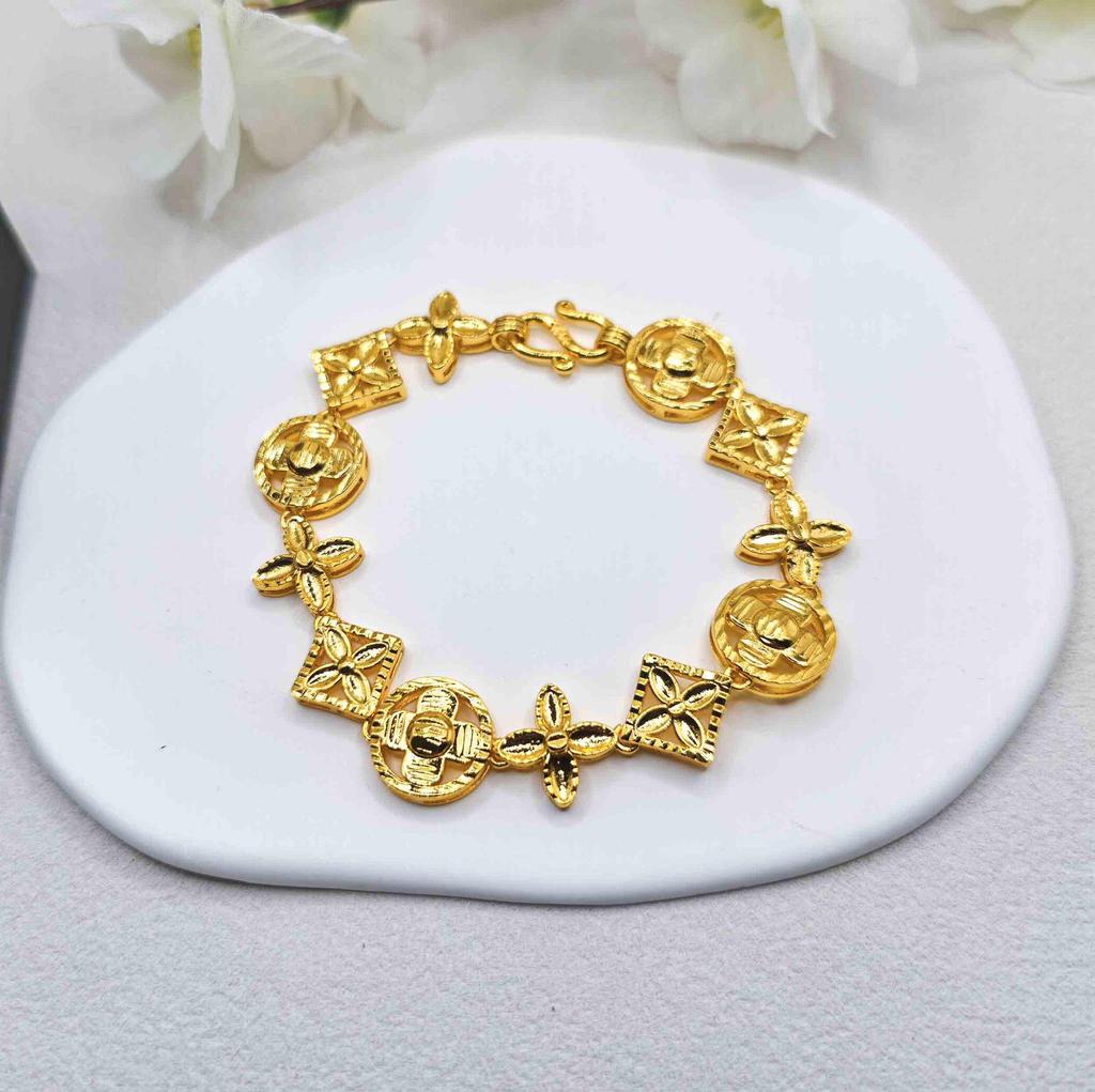Elegant Four-Leaf Clover Gold-Plated Bracelet: High-End Fashion for Men and Women