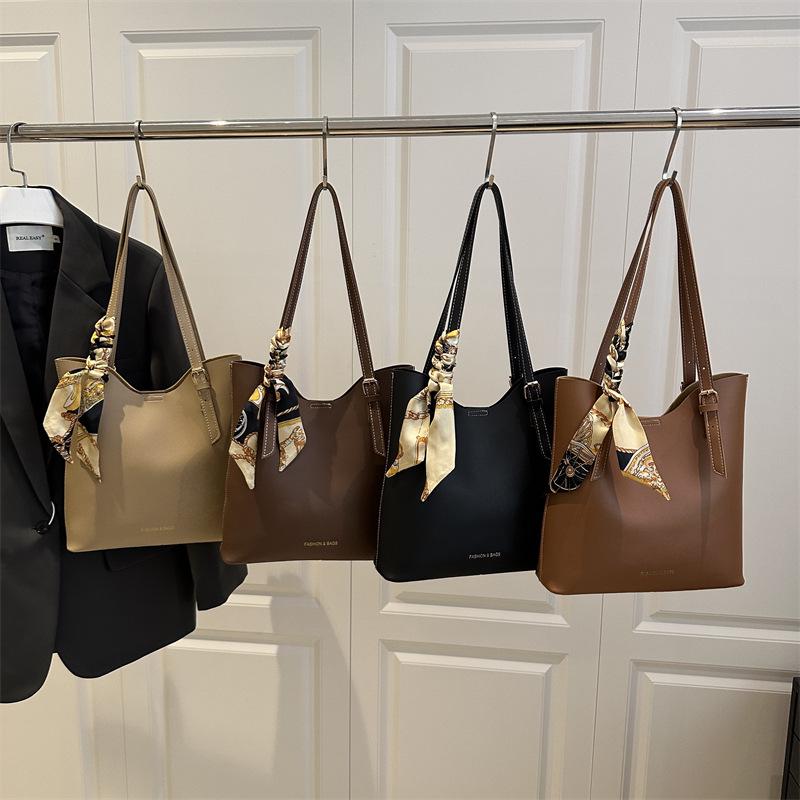 2025 Große Damen-Umhängetasche - Vielseitige, einfache Pendler-Tragetasche mit Schal